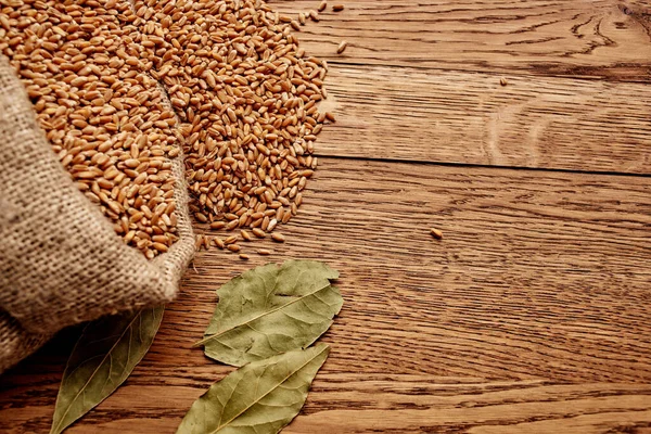 Saco de grãos na mesa de madeira agricultura ingrediente alimentar saudável — Fotografia de Stock