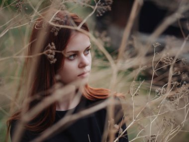 Siyah elbiseli kadın dağlarda özgürce dolaşıyor.