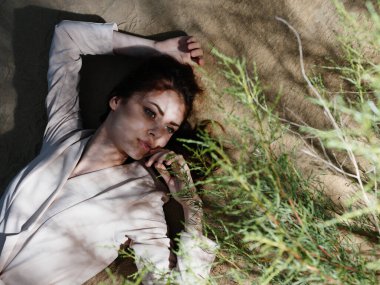 Kadınlar yaz tatillerinde uzanır.