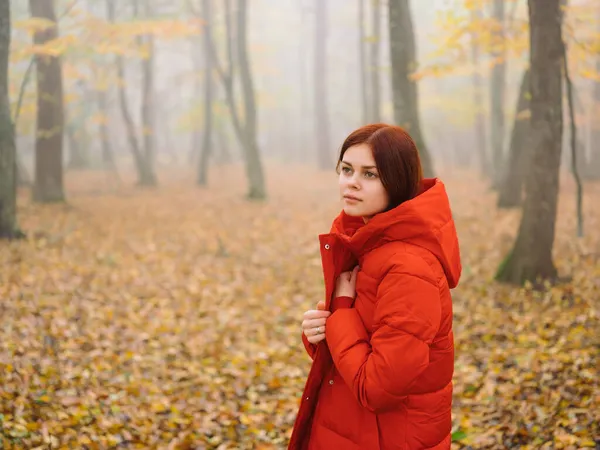 Nő piros kabát ősszel erdő köd természet friss levegő — Stock Fotó