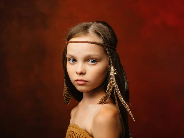 Fille avec coiffure ethnique amérindienne apache fond rouge — Photo