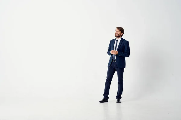 Barbudo homem de negócios posando executivo escritório estúdio — Fotografia de Stock