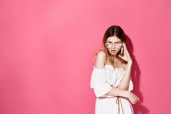 Hermosa mujer maquillaje brillante vestido blanco fondo rosa —  Fotos de Stock