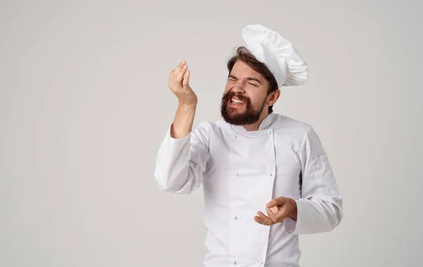 Barbuto uomo chef ristorante fornitura di servizi sfondo chiaro — Foto Stock