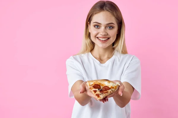 Mulher bonita alegre em branco t-shirt pizza fast food snack restaurante — Fotografia de Stock