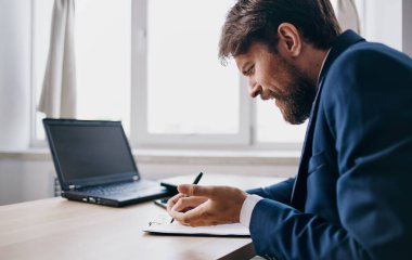 Ofis duyguları internet teknolojilerinde bir dizüstü bilgisayar için çalışan bir yönetici
