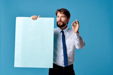 Mavi maket posterli yakışıklı adam imzalı fotokopi alanı izole arkaplan