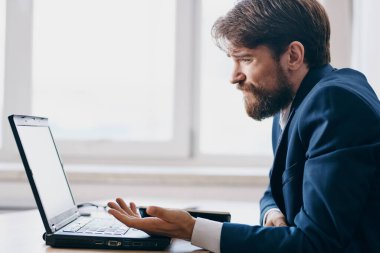 Ofis duyguları internet teknolojilerinde bir dizüstü bilgisayar için çalışan işadamları