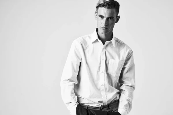 Άντρας σε λευκό πουκάμισο σακάκι μόδα κομψό στυλ στούντιο — Φωτογραφία Αρχείου