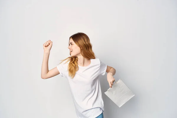 Женщина с пакетами в руках торговый магазин стиль жизни развлечения — стоковое фото