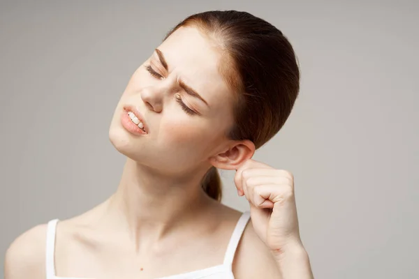 Kadın kulak ağrısı kulak iltihabı medya sağlık sorunları enfeksiyon geçmişi hafif — Stok fotoğraf