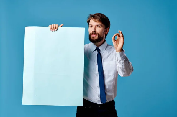 Knappe man met blauwe mockup poster teken kopie-ruimte geïsoleerde achtergrond — Stockfoto