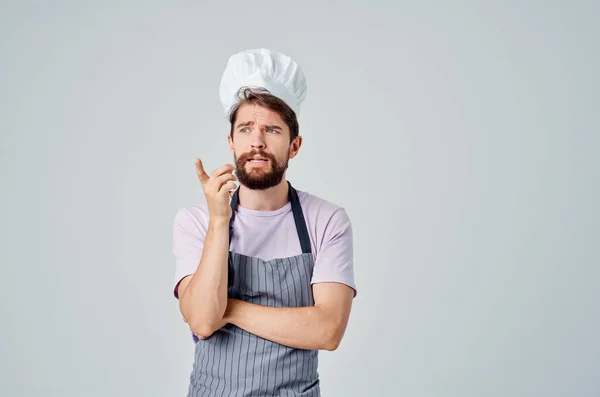 Homem em chefs emoções uniformes trabalhar no profissional de cozinha — Fotografia de Stock