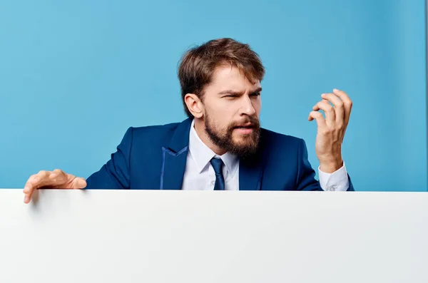 Szakállas férfi Fehér hirdetőtábla reklám másolás tér kék háttér — Stock Fotó