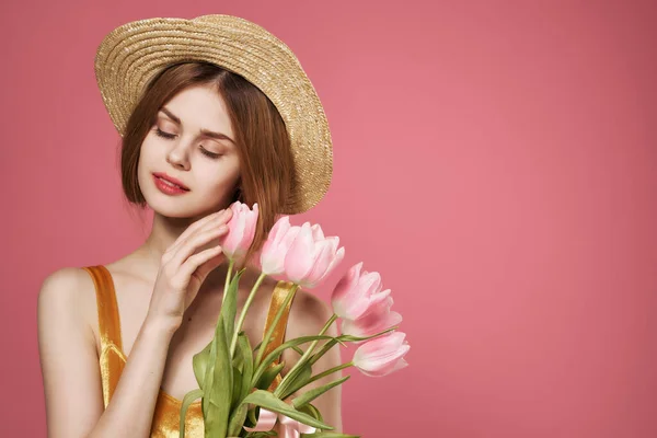 Vacker kvinna bär hatt bukett blommor dekoration charm rosa bakgrund — Stockfoto