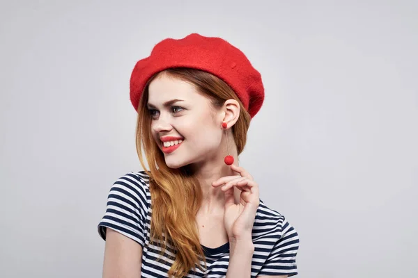 Vacker kvinna poserar mode attraktiv ser röda örhängen smycken ljus bakgrund — Stockfoto