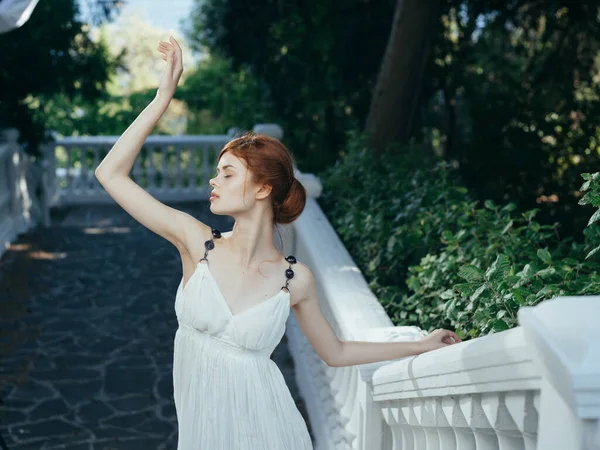 Femme grecque en robe blanche dans le parc romance nature — Photo