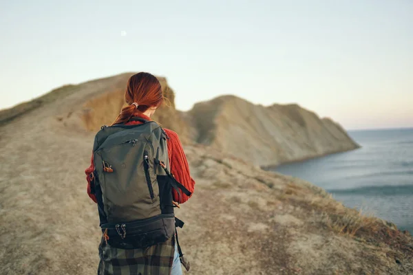 Жінка ходить з рюкзаком на спині, ходить в горах пригоди свіжого повітря — стокове фото