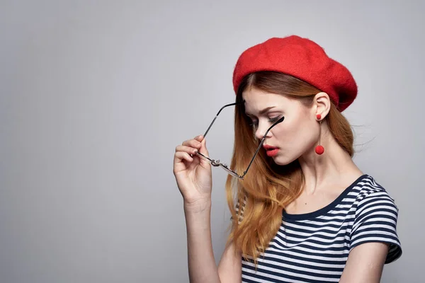 Fröhliche Frau mit rotem Hut Make-up Mode posiert Lifestyle — Stockfoto