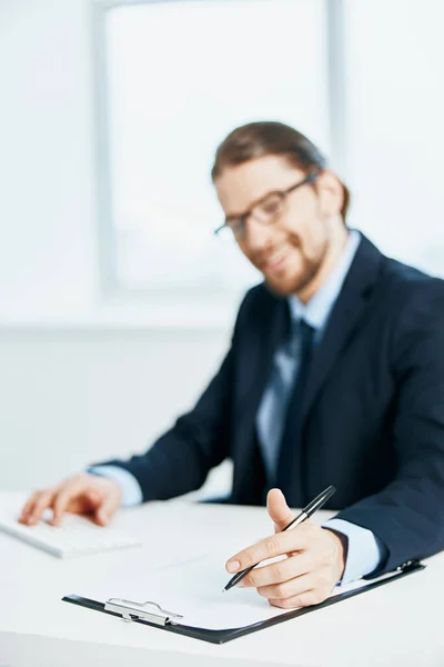 Hombre de negocios sentado en su escritorio oficial de la oficina de informática —  Fotos de Stock