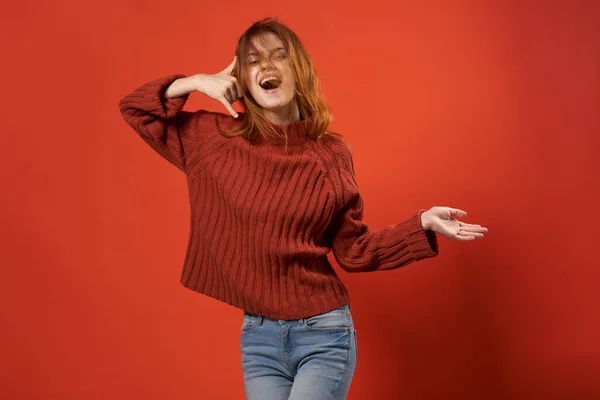 Mulher alegre em suéter vermelho posando estúdio de moda isolado fundo — Fotografia de Stock