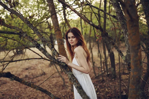 Mujer en vestido blanco naturaleza otoño aire fresco descanso — Foto de Stock