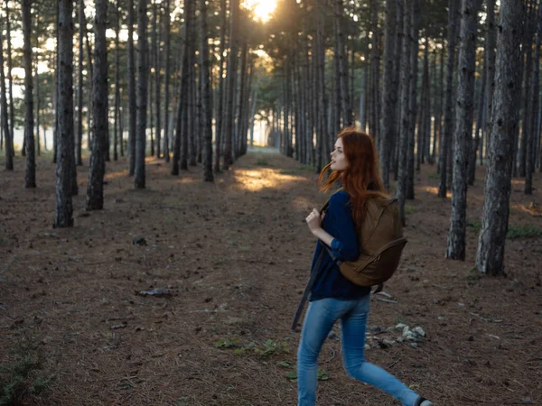 Mujer con mochila en el bosque viaje aventura vacaciones —  Fotos de Stock