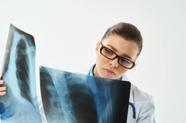 Röntgen ışınlı kadın doktor, tecrit edilmiş sağlık geçmişi