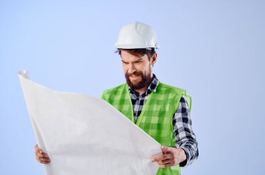 Evrakları ve çizimleri olan erkek işçi. Stüdyo projeleri.