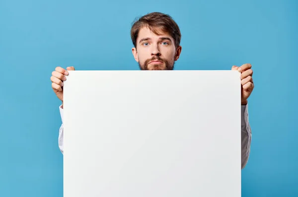 Zakenmensen Witte mockup poster in de hand reclame geïsoleerde achtergrond — Stockfoto