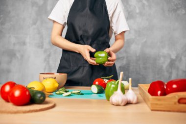 Siyah önlüklü kadın sağlıklı besleniyor.