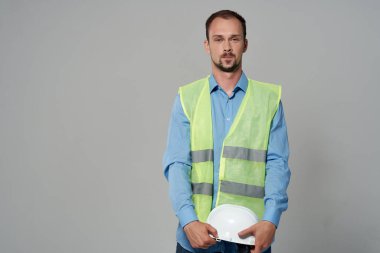 İnşaat üniformalı adam. Profesyonel iş. Tecrit edilmiş bir geçmiş.