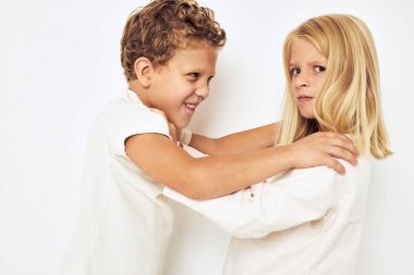 İki çocuk, erkek ve kız. Neşeli, neşeli arkadaşlar. Hafif bir altyapı.