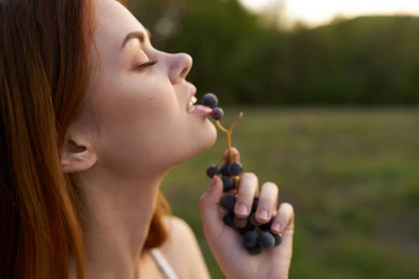 Mujeres al aire libre comer uvas vacaciones de verano —  Fotos de Stock