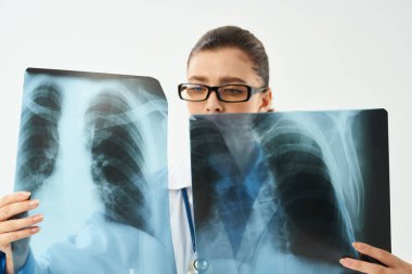 Beyaz önlüklü doktor. Profesyonel açık arkaplan.