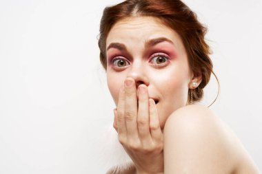 Güzel kadın pofuduk küpeler çıplak omuzlar yakın çekim parlak makyaj