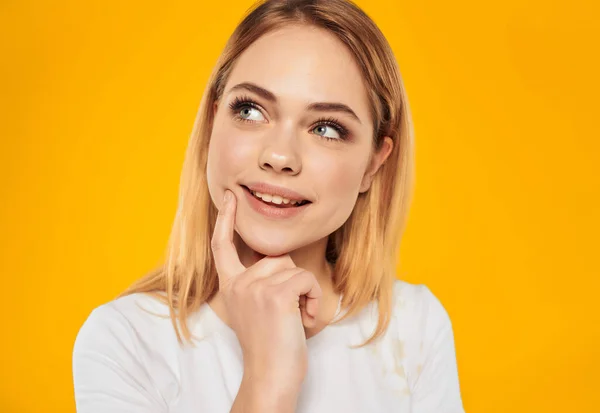 Mulher alegre em um branco positivo posando alegria sorriso fundo amarelo — Fotografia de Stock