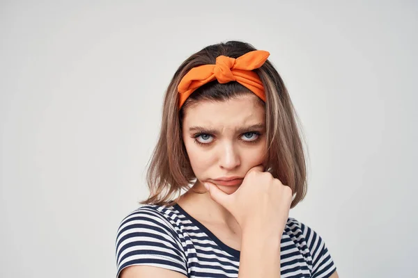 Frau in gestreiftem T-Shirt posiert Mode orange Binde — Stockfoto