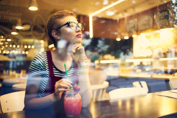 Nő ül egy étteremben egy koktél magány elmélkedő megjelenés — Stock Fotó