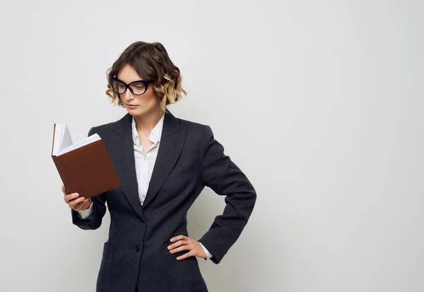 Donna in giacca e cravatta con un libro in mano ufficio esecutivo — Foto Stock