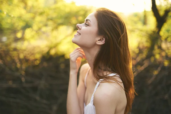 Mujer bonita al aire libre hojas verdes árboles vacaciones de verano —  Fotos de Stock