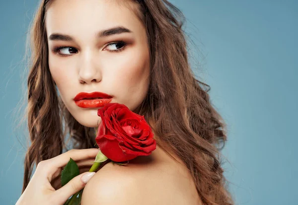 Brunetka atrakcyjny wygląd róża kwiat czerwone usta glamour — Zdjęcie stockowe