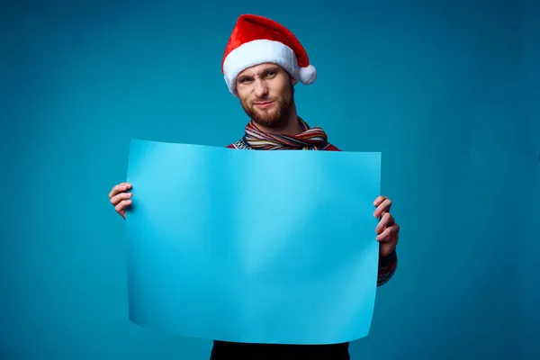 Homme émotionnel dans une maquette bleue de Noël Affiche fond isolé — Photo