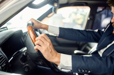 İş adamları lüks bir yaşam tarzı iletişimi telefonla sürdürüyorlar.