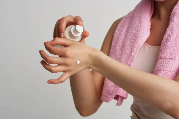 Aplicação de creme na pele cosmetologia hidratante — Fotografia de Stock