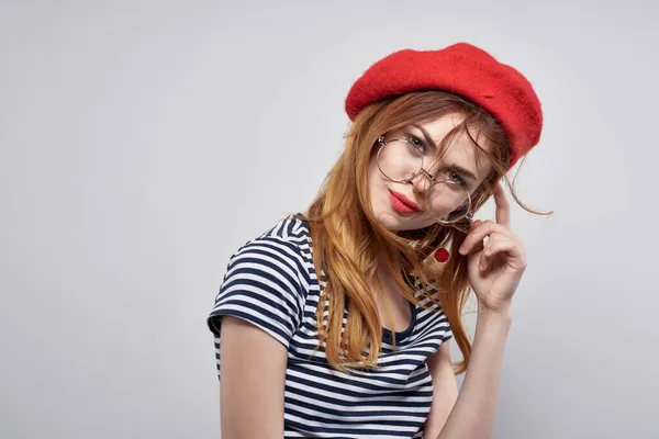 근사 한 안경을 쓰고 매력적 인 빨간 귀걸이 여름 보석처럼 보이는 쾌활 한 여자 — 스톡 사진