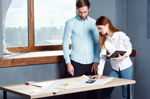 Collègues de travail gestionnaires de bureau de communication — Photo