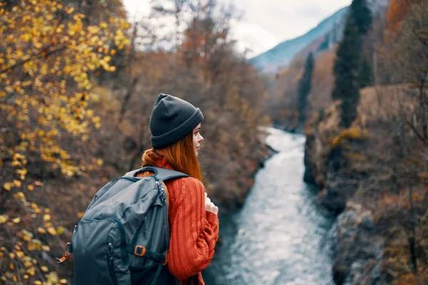Kvinna turist med ryggsäck på bron vid floden resa — Stockfoto