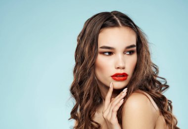 Güzel bir kadın çıplak omuzlarıyla poz veriyor.