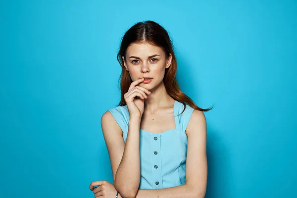 Vrouw in een blauwe jurk kapsel poseren studio leuk model — Stockfoto